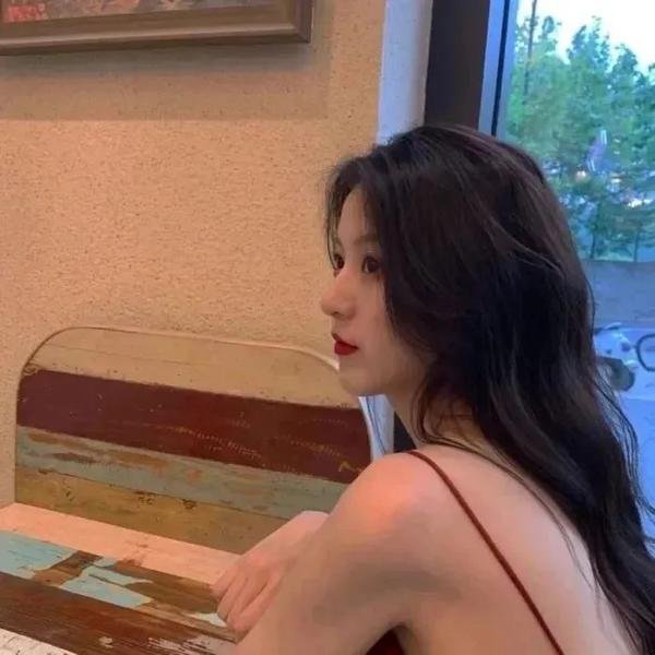 穿黑衣的女孩 封面